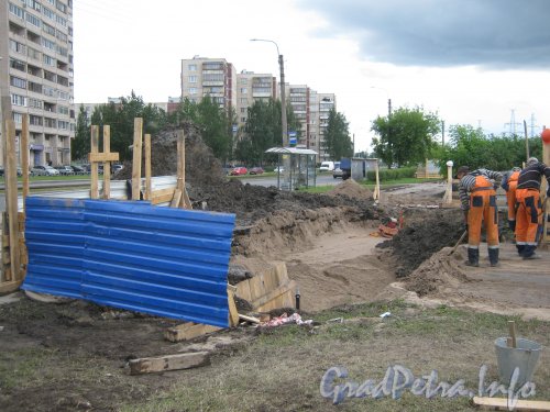 Ремонтные работы на углу ул. Маршала Захарова и ул. Десантников. Фото 17 июля 2012 г.