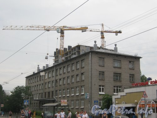 Кронштадтская ул., дом 13 (на переднем плане) и вид на строящийся дом 13 корпус 2 с трамвайной остановки «Станция местро Автово». Фото 8 июля 2012 г.