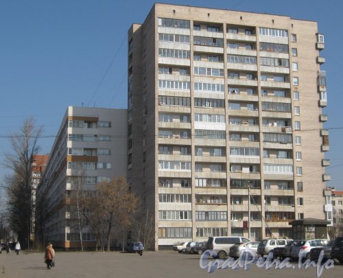 Ул. Партизана Германа, дом 20 (в центре) и дом 18 корпус 1 (слева). Фото апрель 2012 г.