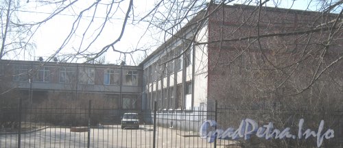 Авангардная ул., дом 43. Часть здания школы со стороны дома 41. Фото апрель 2012 г. 