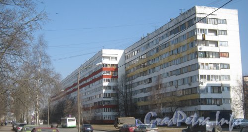Авангардная ул., дома 22 (справа) и 20 корпус 1 (слева). Фото апрель 2012 г.
