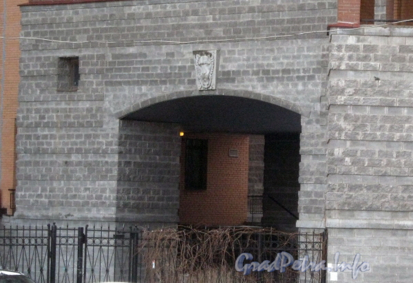 Авангардная ул., дом 27 (справа) и дом 115 по пр. Ветеранов. Фото апрель 2012 г. со стороны дома 120 по пр. Ветеранов.