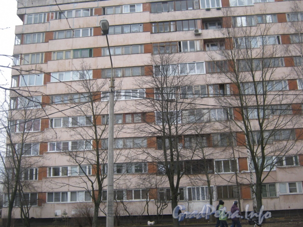 Ул. Тамбасова, дом 2 корпус 2. Вид из парка «Новознаменка». Фото апрель 2012 г.