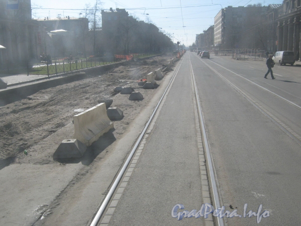 Авиагородок. Остатки фундамента за Взлётной улицей. Фото май 2012 г.