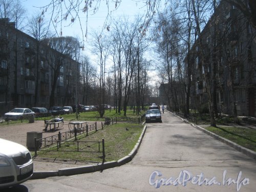 Авиагородок. Презд в сторону ул. Пилотов между домами 23 (справа) и 21 (слева). Фото май 2012 г.