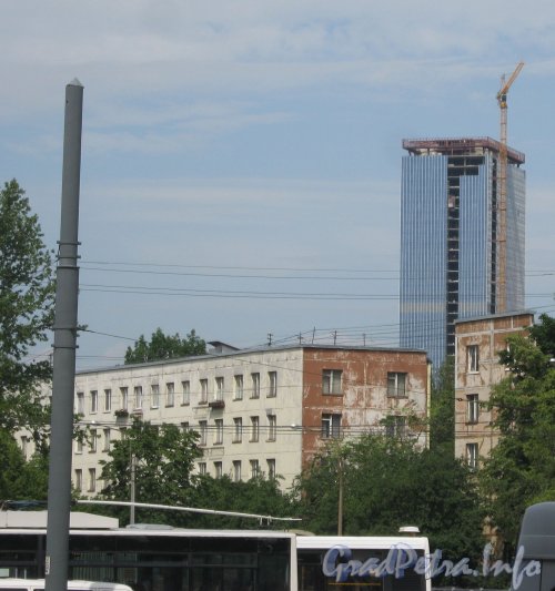 Ул. Костюшко, дом 76 (слева), часть дома 82 по ул. Костюшко (справа) и вид на строящийся бизнес-центр по адресу Ленинский пр., дом 153, литера В. Фото июль 2012 г. 