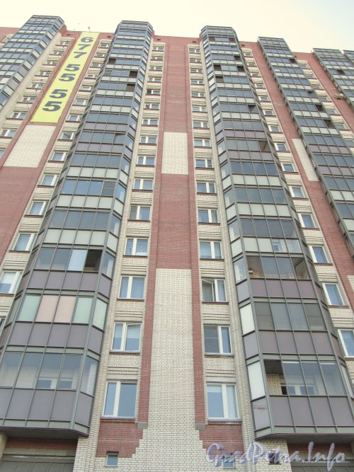 Ул. Бадаева, дом 6, корп. 1. Фрагмент фасада жилого дома. Фото май 2012 года.