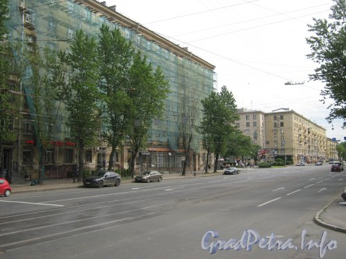 Ул. Ленсовета, дом 26 (слева) и 22 (справа). Фото июль 2012 г.