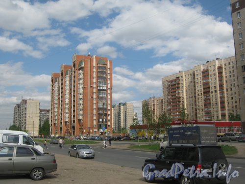 Ул. Котина, дом 5 (в центре) и общий вид домов по нечётной стороне ул. Котина. Фото май 2012 г.