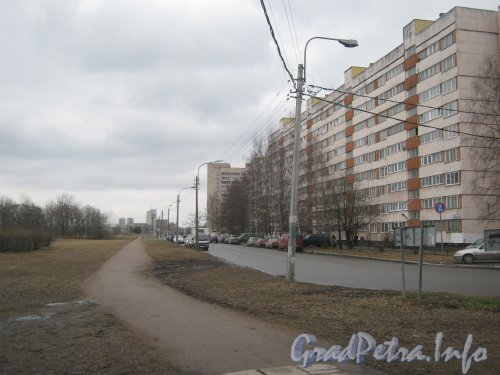 Перспектива ул. Чекистов от ул. Тамбасова и дома 2 корпус 2 в сторону ул. Партизана Германа. Фото апрель 2012 г.