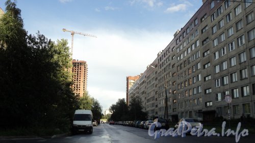 Ул. Руднева, дом 13. Фасад жилого дома со стороны Актерского проезда. Фото август 2011 года.
