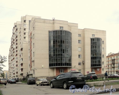 Варшавская ул., дом 19, корп. 2. Общий вид жилого дома со стороны корпуса 1. Фото сентябрь 2010 года.
