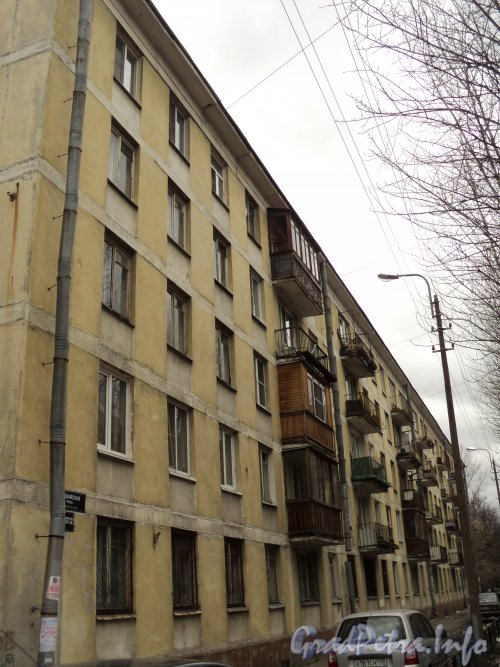 Варшавская ул., дом 37, корп. 2. Фасад жилого дома. Фото апрель 2011 года.