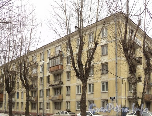 Варшавская ул., дом 37, корп. 2. Общий вид жилого дома. Фото апрель 2011 года.