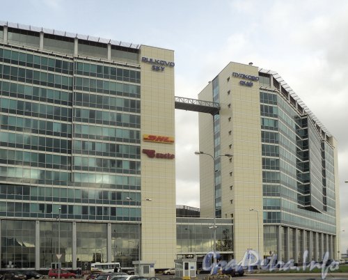 Внуковская ул., дом 2. Фрагмент фасада здания бизнес-центра «ПУЛКОВО СКАЙ». Фото октябрь 2011 года.