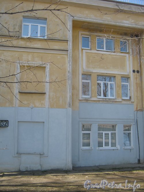 Авиагородок. Ул. Пилотов, дом 32. Часть фасада здания со стороны ул. Пилотов. Фото апрель 2012 г.