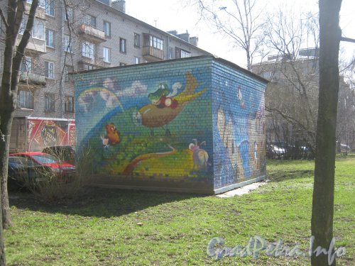 Авиагородок. Трансформаторная будка во дворе дома 30 корпус 1 по ул. Пилотов (на заднем плане). Фото апрель 2012 г.