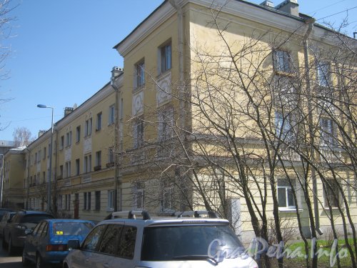 Авиагородок. Ул. Пилотов, дом 26 корпус 2. Общий вид со стороны парадных. Фото апрель 2012 г.