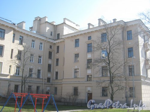 Авиагородок. Ул. Пилотов, дом 24. Угол дома со стороны двора. Фото апрель 2012 г.