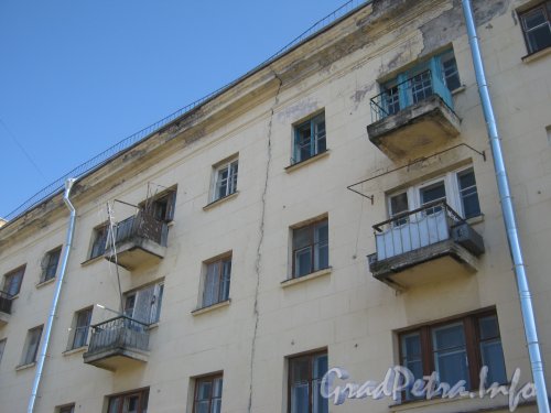 Авиагородок. Ул. Пилотов, дом 25. Трещина в верхней части фасада дома. Фото апрель 2012 г.