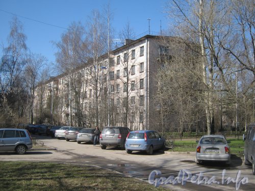 Авиагородок. Ул. Пилотов, дом 15 корпус 2. Фото апрель 2012 г. от дома 13.