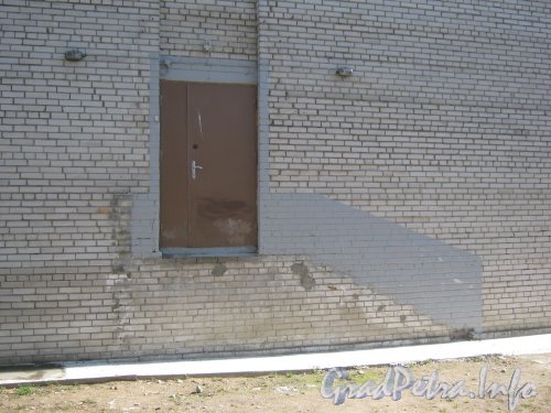 Авиагородок. Ул. Пилотов, дом 13. Дверь без лестницы с торца дома. Фото апрель 2012 г. со стороны дома 15 корпус 1.