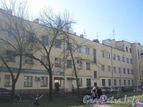 Авиагородок. Ул. Пилотов, дом 18 корпус 4. Средняя часть здания. Фото апрель 2012 г.