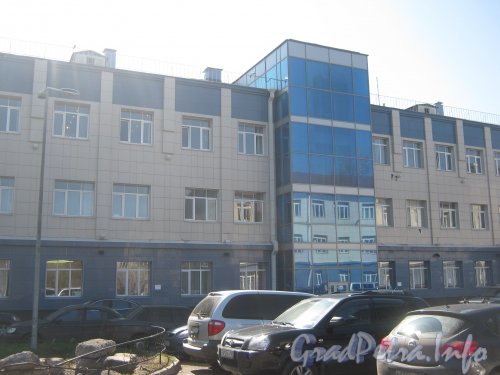 Авиагородок. Ул. Пилотов, дом 18 корпус 4. Часть фасада новой части здания. Фото апрель 2012 г.