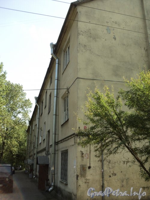 Ул. Витебская Сортировочная, дом 10. Фрагмент фасада здания. Фото август 2010 года.