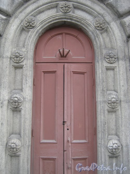 Ул. Швецова, дом 17. Дверь со стороны ул. Швецова. Фото июнь 2012 г.
