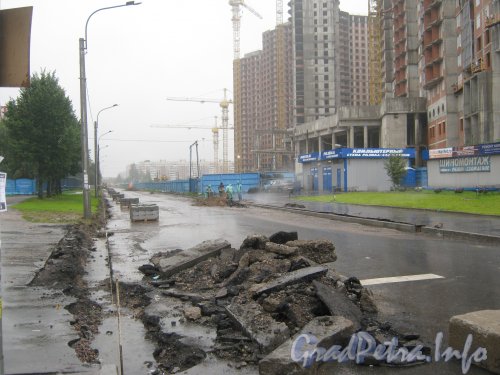 Ремонтные работы на ул. Руднева на участке от пр. Просвещения до пр. Луначарского. Фото сделано утром 2 сентября 2012 года.