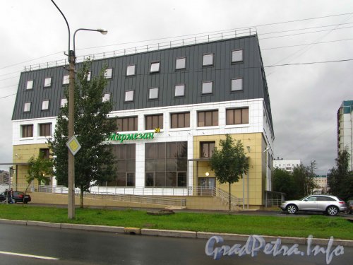 Ул. Шаврова, дом 1. Общий вид здания со стороны Планерной улицы. Фото 2 сентября 2012 года.