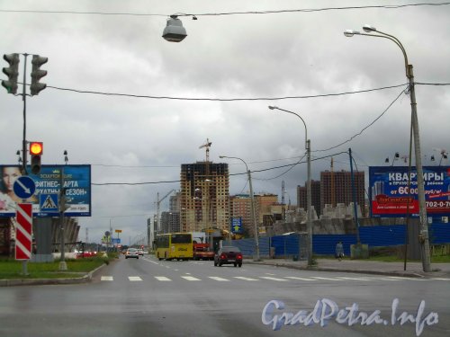 Перспектива нового участка улицы Оптиков от Планерной улицы в сторону Шуваловского проспекта. Фото 2 сентября 2012 года.