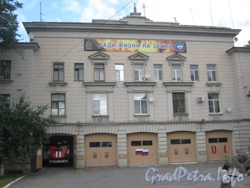 Ул. Зенитчиков, дом 2. Общий вид здания пожарной части. Фото август 2012 г.