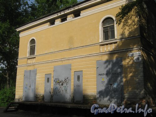 Ул. Чекистов, дом 19, лит. А. Общий вид из парка «Новознаменка» на боковую часть здания. Фото 9 июля 2012 г.