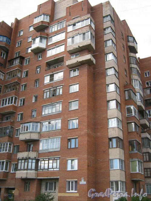 г. Кронштадт, ул. Станюковича, дом 1. Угловаяя часть здания. Фото 29 июня 2012 г.