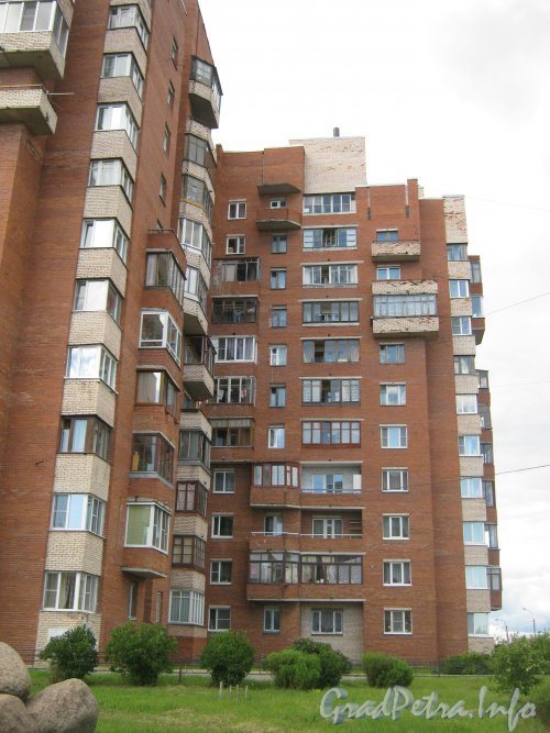 г. Кронштадт, ул. Станюковича, дом 1. Правая часть здания. Фото 29 июня 2012 г.