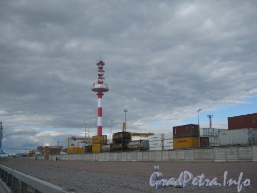 г. Кронштадт, ул. Гидростроителей, дом 7. Общий вид с КАД на башню маяка и контейнерную площадку таможни. Фото 26 июня 2012 г.
