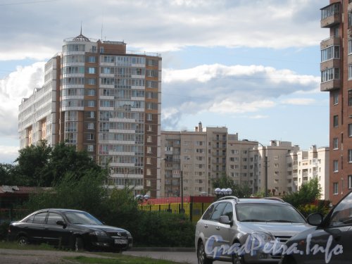 г. Кронштадт, ул. Станюковича, дом 9 (слева). Общий вид с ул. Литке. Фото 26 июня 2012 г.