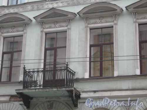 Казанская ул., дом 6. Балкон и окна второго этажа со стороны фасада. Фото 21 августа 2012 г.