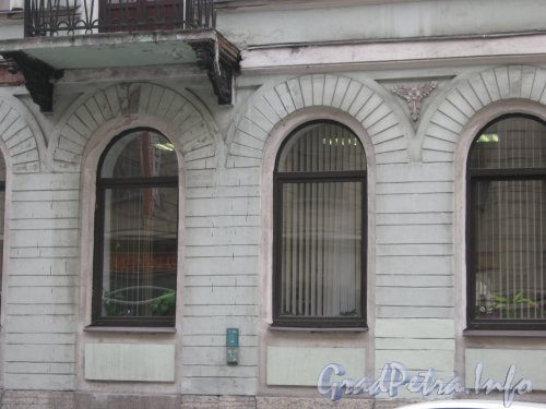 Казанская ул., дом 6. Окна первого этажа со стороны фасада. Фото 21 августа 2012 г.