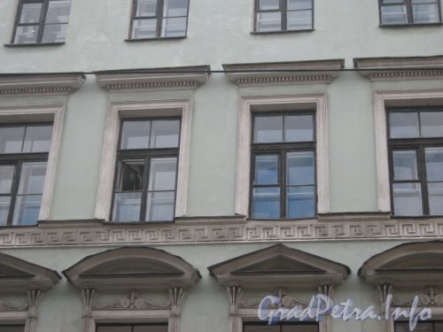 Казанская ул., дом 6. Окна третьего этажа со стороны фасада. Фото 21 августа 2012 г.