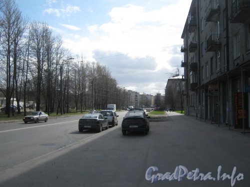 Перспектива Автовской ул. от дома 26 (справа) в сторону Краснопутиловской ул. Фото 3 мая 2012 г.