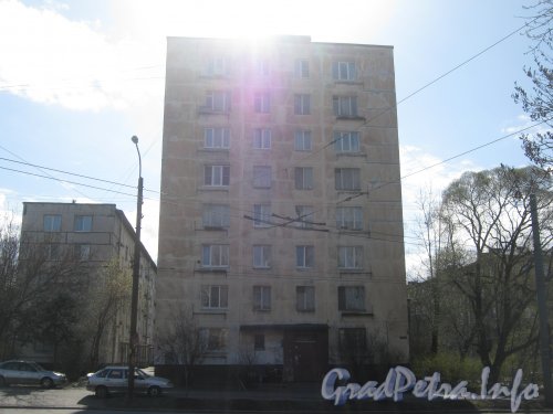 Ул. Примакова, дом 2 (в центре) и дом 25 по Автовской ул. (слева). Фото 3 мая 2012 г.