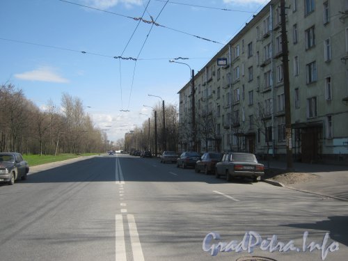 Перспектива ул. Примакова от дома 4 (справа) в сторону ул. Червонного Казачества. Фото 3 мая 2012 г.