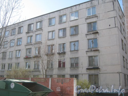 Автовская ул., дом 25. Общий вид со стороны дома 4 по ул. Примакова. Фото 3 мая 2012 г.