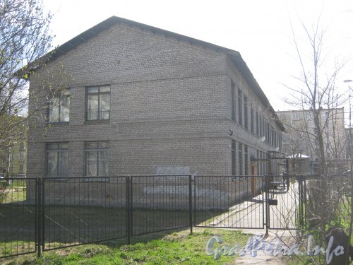 Автовская ул., дом 23. Общий вид здания с ул. Примакова. Фото 3 мая 2012 г.