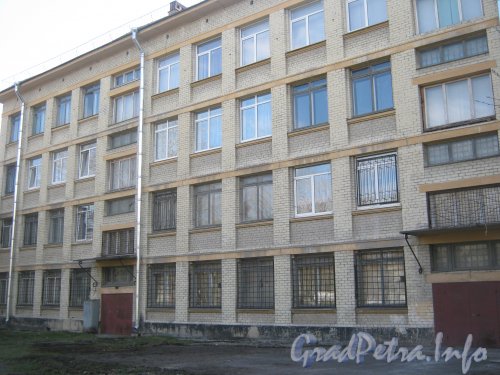 Ул. Примакова, дом 10. Общий вид с ул. Примакова на среднюю часть фасада здания. Фото 3 мая 2012 г.