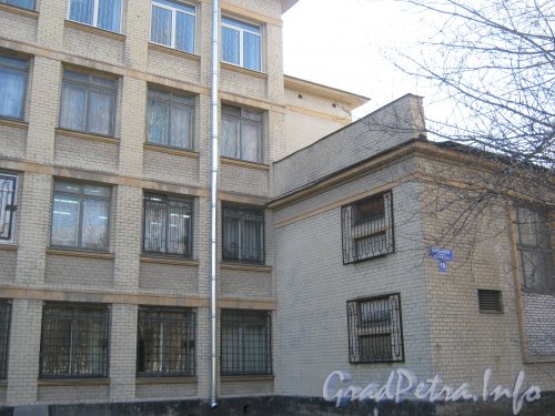 Ул. Примакова, дом 10. Фрагмент фасада здания со стороны улицы Примакова. Фото 3 мая 2012 г.