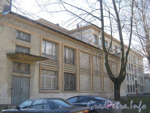 Ул. Примакова, дом 10. Общий вид с ул. Примакова на левую часть фасада здания. Фото 3 мая 2012 г.